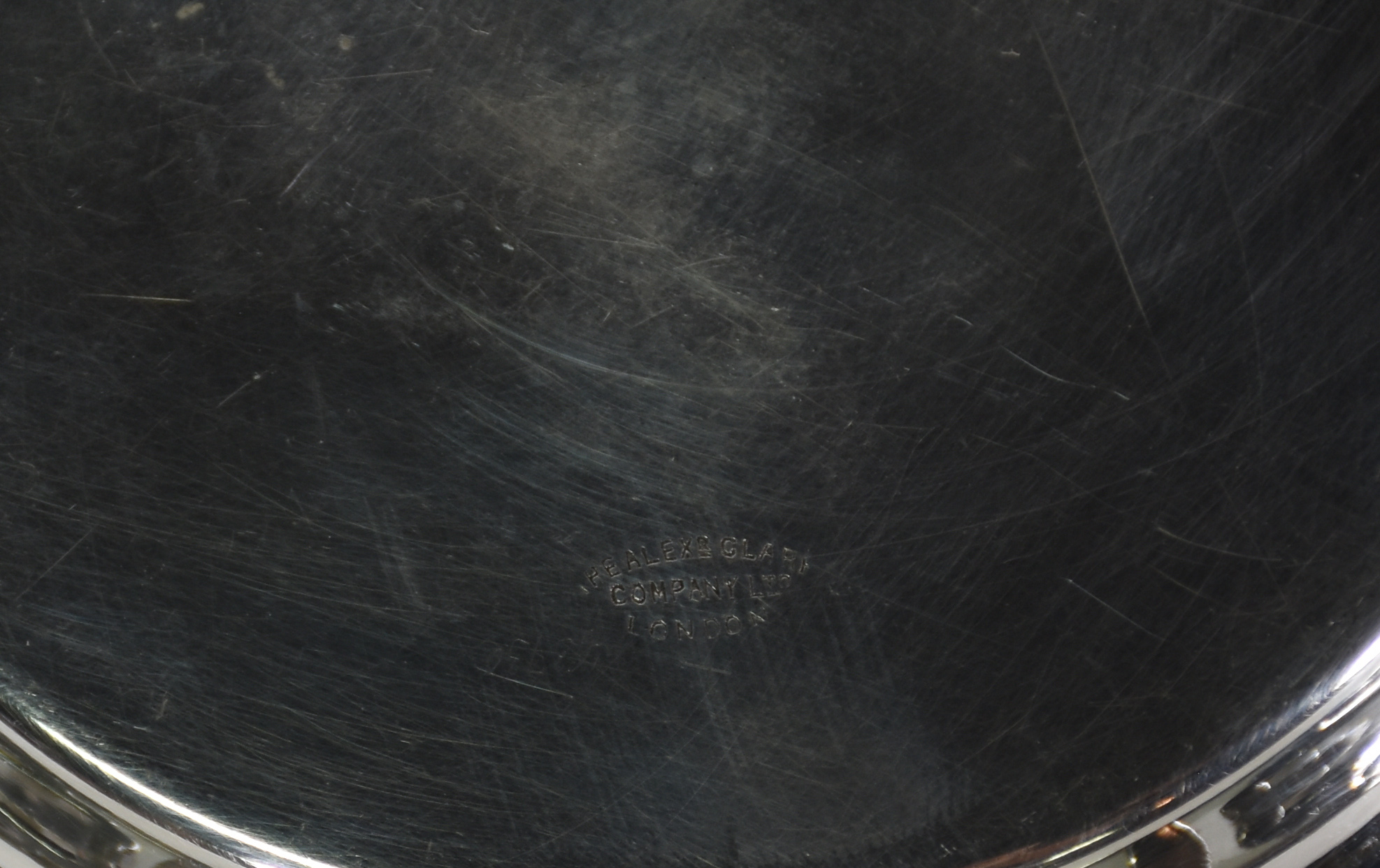 Diversas peças de metal , sendo 4 salvas , bandeja e pequena fruteira... - foto 3 de 6