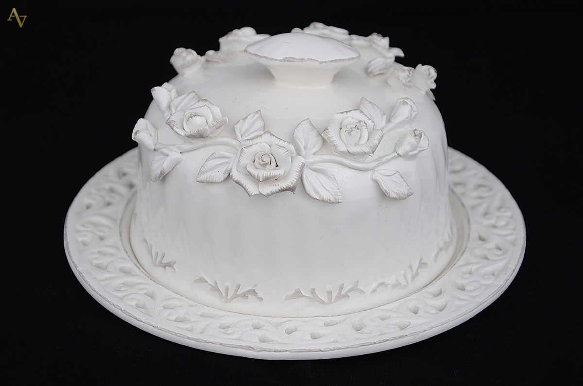 Queijeira (prato e tampa) em cerâmica esmaltada, decorada com flores...
