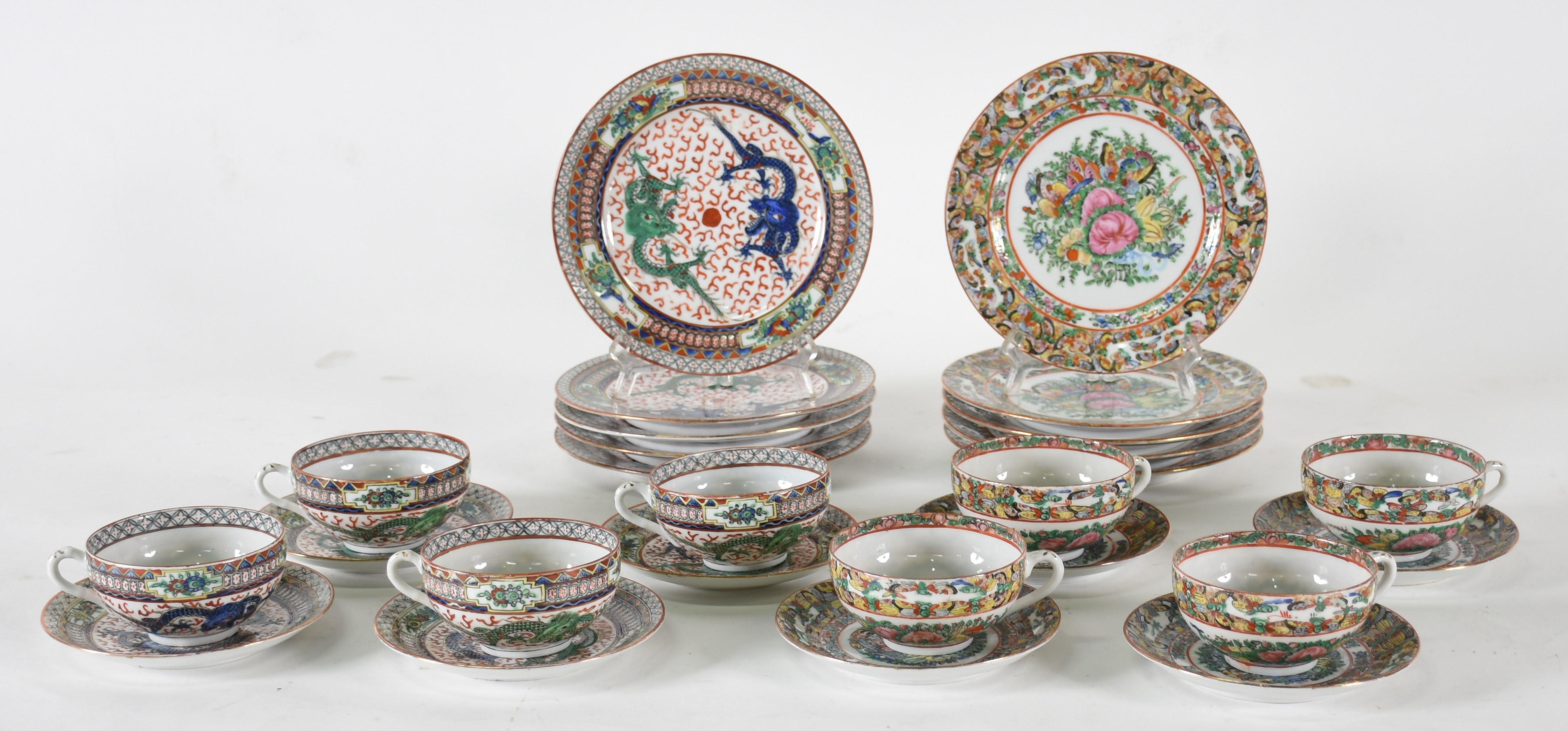 Oito xícaras de chá de porcelana oriental com pires e 10 pratos para... - foto 1 de 4