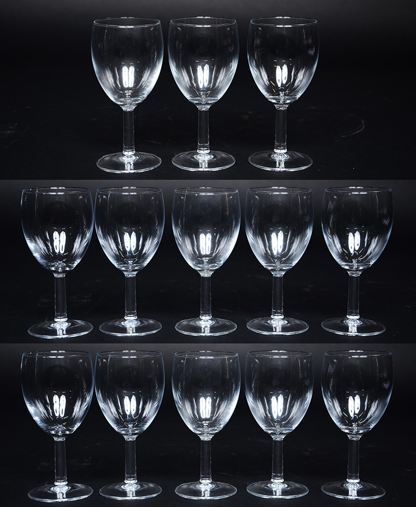 Treze cálices para vinho.
