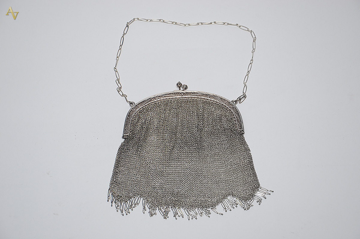 Bolsa de prata de malha. Medidas 14,5 x 16 cm. Peso aproximado 160 g.