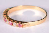 Meia aliança de ouro 18 com rubis e brilhantes ... - Meia aliança de ouro 18 com rubis e brilhantes . Aro 16. ( Por questão de segurança a peça não se encontra na loja ) 