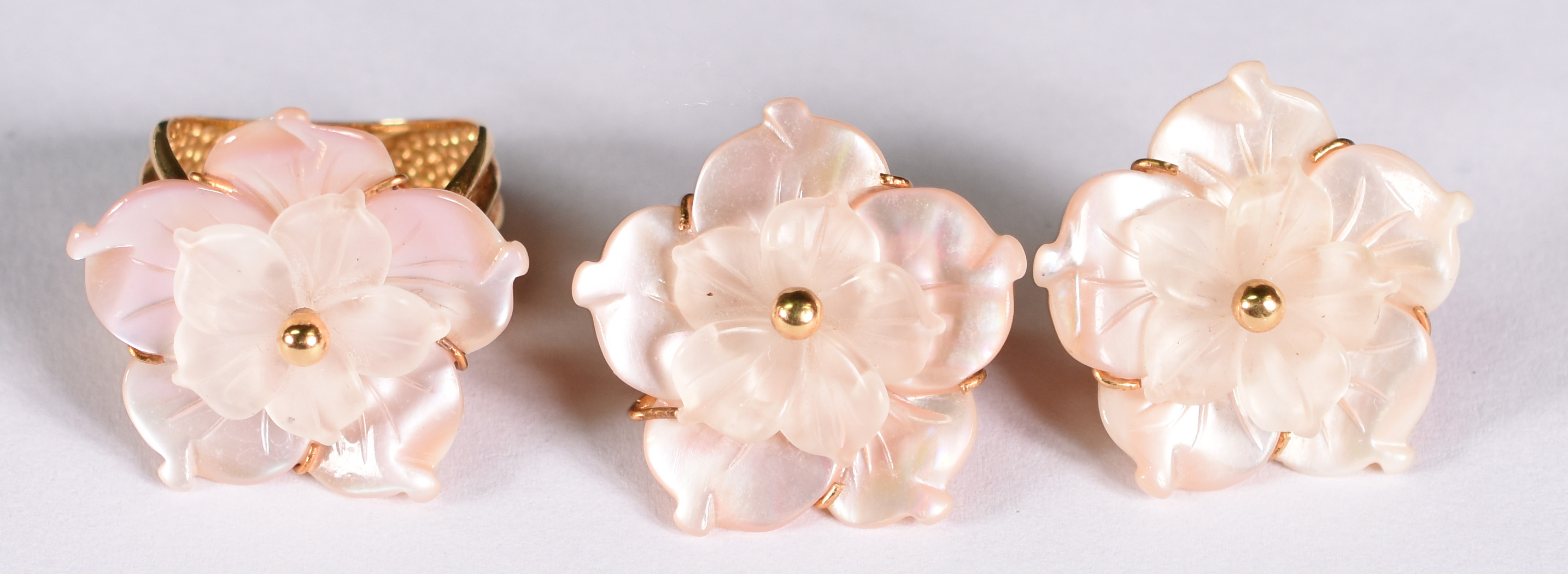 Conjunto , par de brincos tipo flor e anel de ouro e madre pérolas... - foto 1 de 4