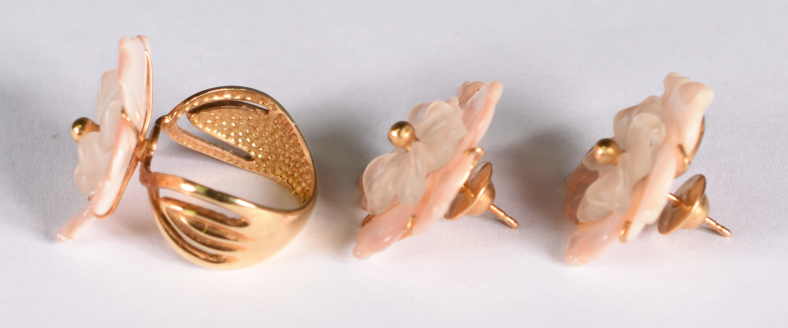 Conjunto , par de brincos tipo flor e anel de ouro e madre pérolas... - foto 2 de 4