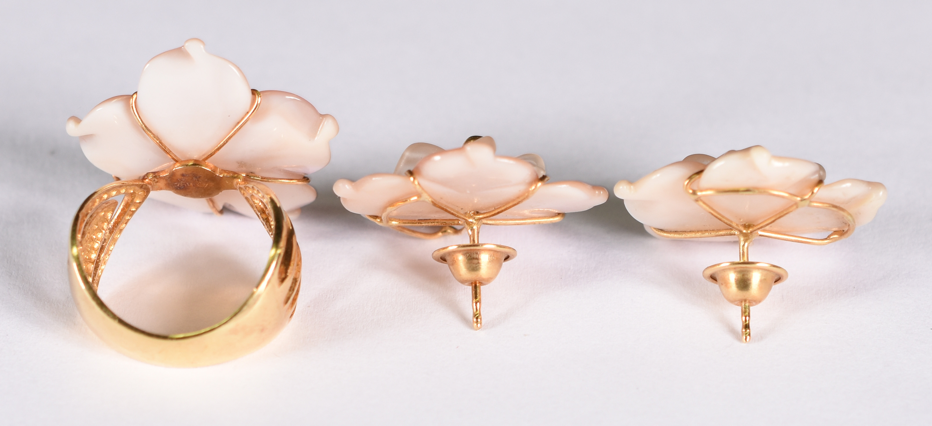 Conjunto , par de brincos tipo flor e anel de ouro e madre pérolas... - foto 3 de 4