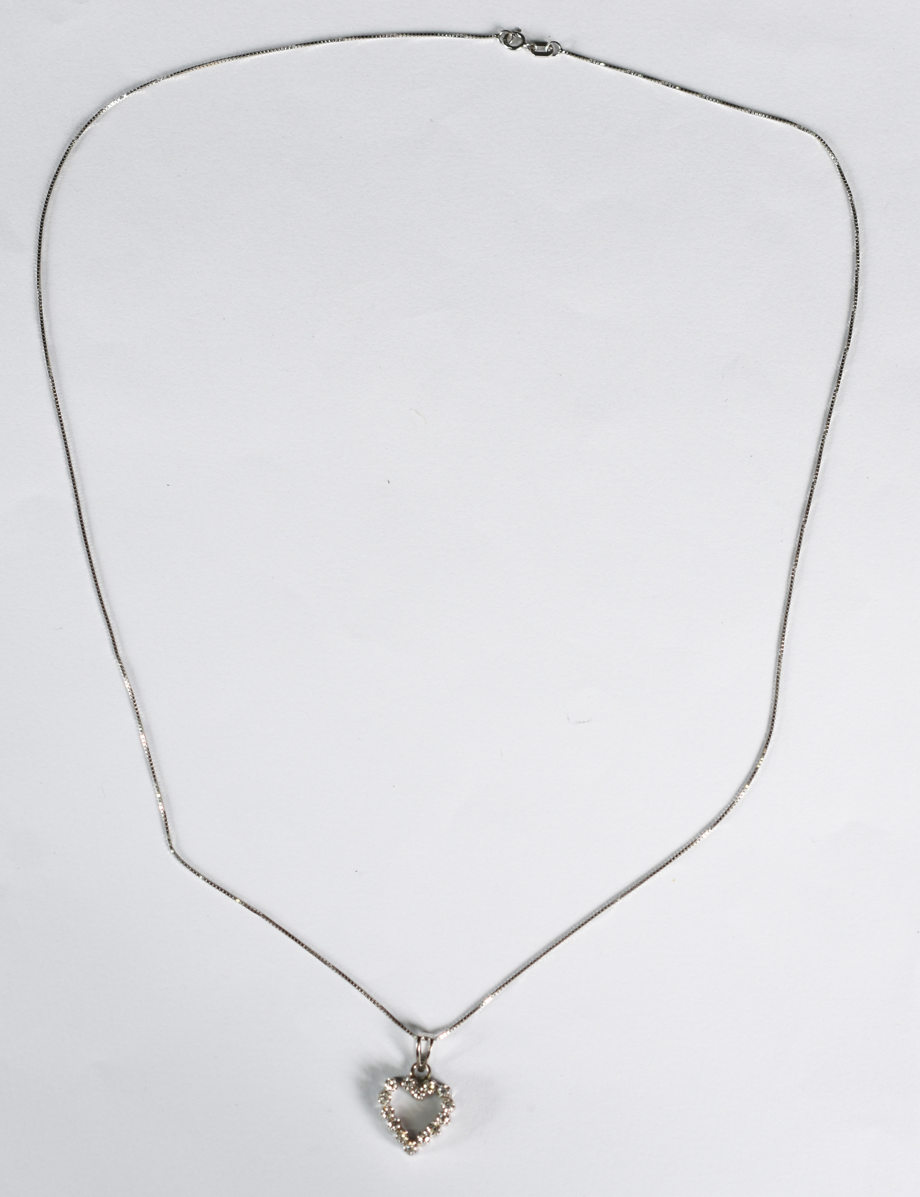 Colar de ouro branco com pingente ( Por questão de segurança a peça... - foto 1 de 3