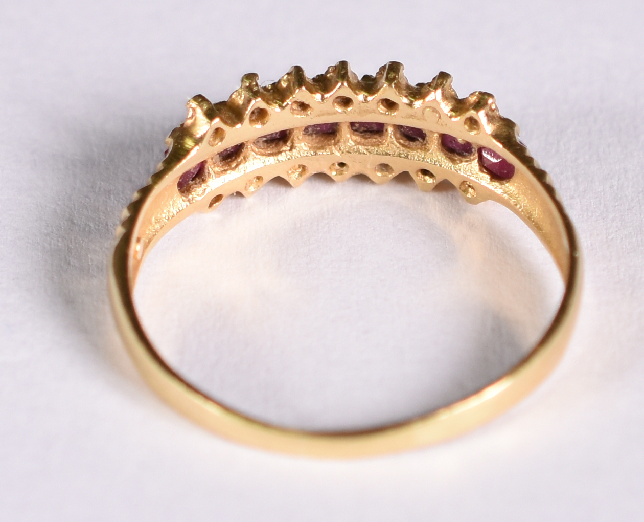 Anel de ouro amarelo com 14 safiras e 8 rubis . Aro 14 ( Por questão... - foto 3 de 3