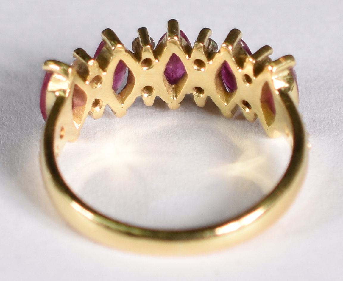 Anel de ouro amarelo com 10 brilhantes e 5 rubilitas . Aro 15 ( Por... - foto 3 de 3