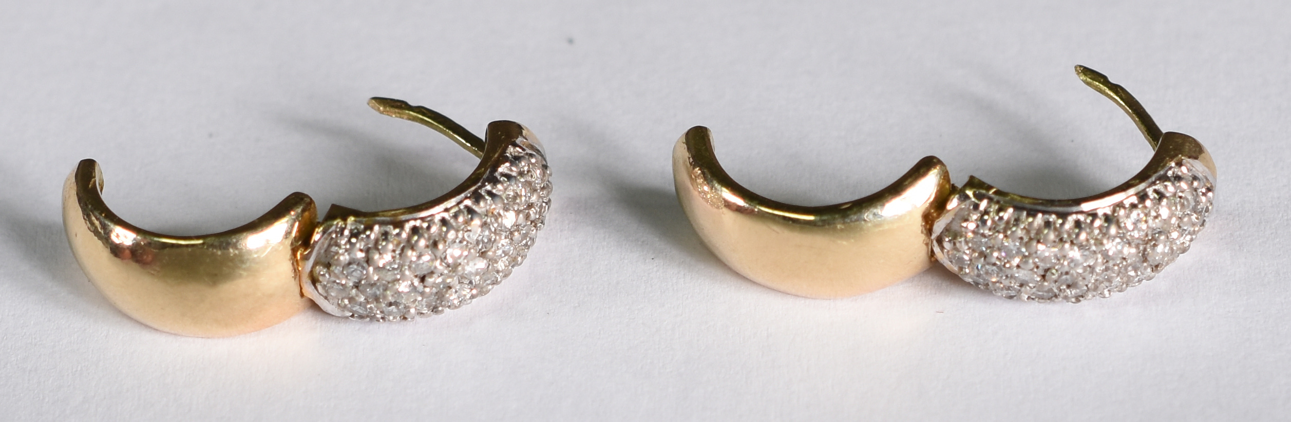 Par de brincos de ouro argolas com aproximadamente 1,5 ct de... - foto 2 de 3