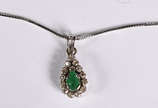 Gargantilha de ouro branco com pingente tipo go... - Gargantilha de ouro branco com pingente tipo gota  com esmeralda  e 15  brilhantes ( Por questão de segurança a peça não se encontra na loja )