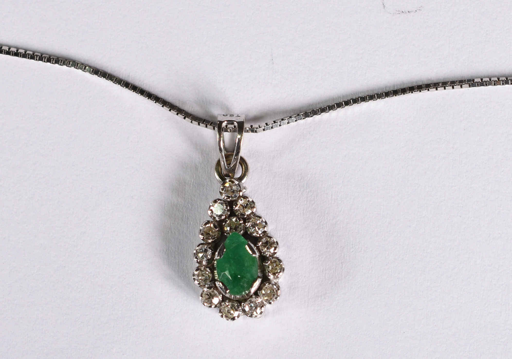 Gargantilha de ouro branco com pingente tipo gota com esmeralda e 15... - foto 2 de 3