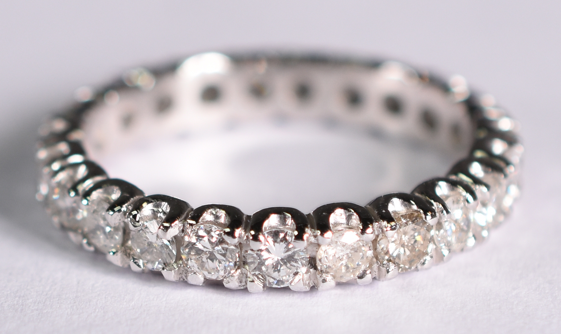 Aliança completa de ouro branco com 25 brilhantes de 0,7 ct cada... - foto 1 de 2