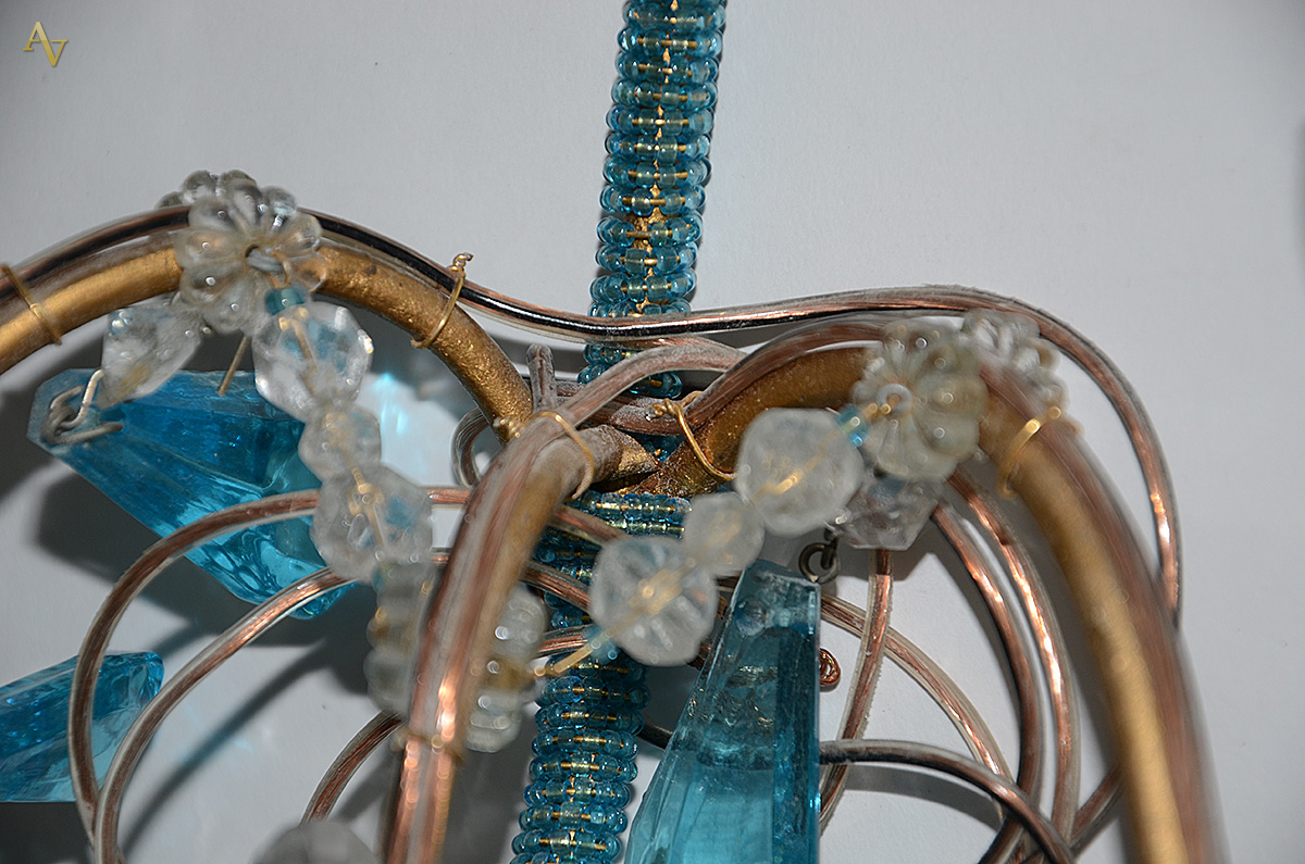 Par de apliques italianos de metal e vidro com contas nas cores azul... - foto 2 de 2