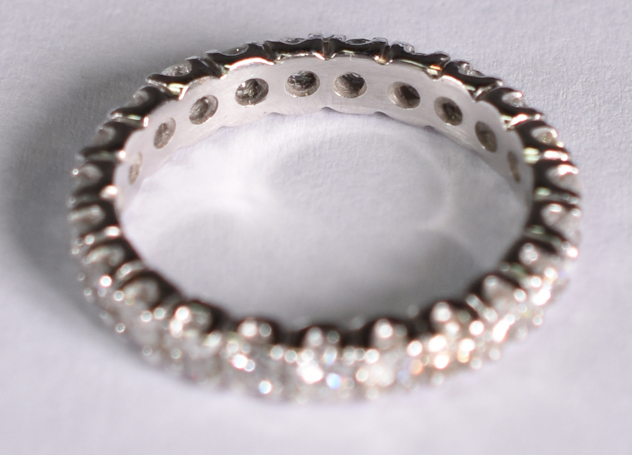 Aliança completa de ouro branco com 25 brilhantes de 0,7 ct cada... - foto 2 de 2