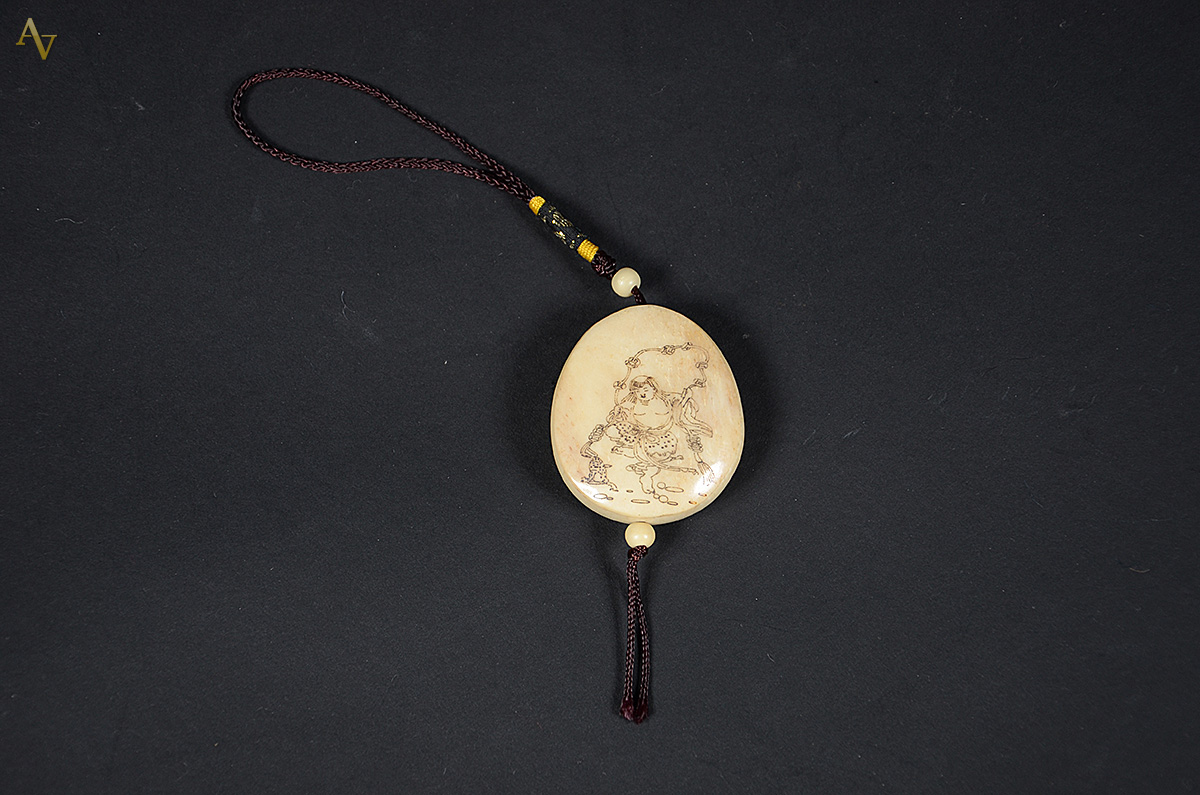 Raro netsuke do séc. XIX em marfim inciso, adaptado como pendente do... - foto 1 de 2