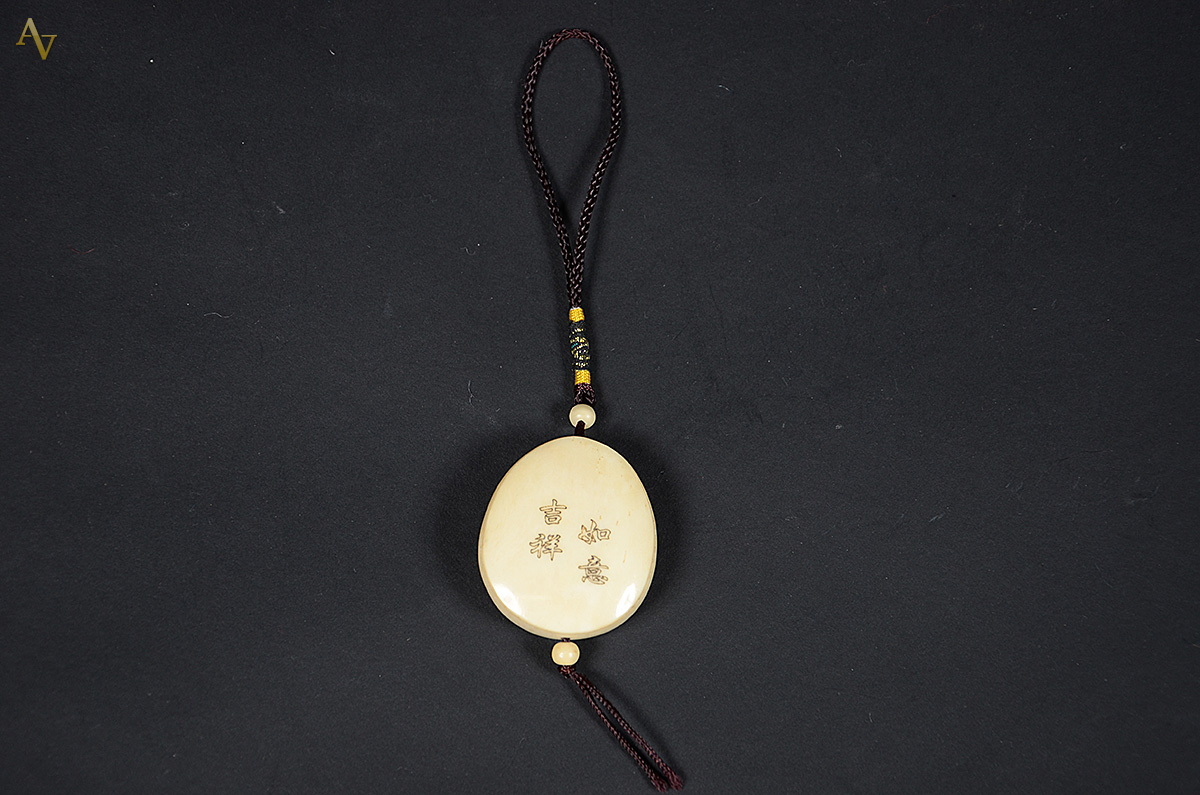 Raro netsuke do séc. XIX em marfim inciso, adaptado como pendente do... - foto 2 de 2