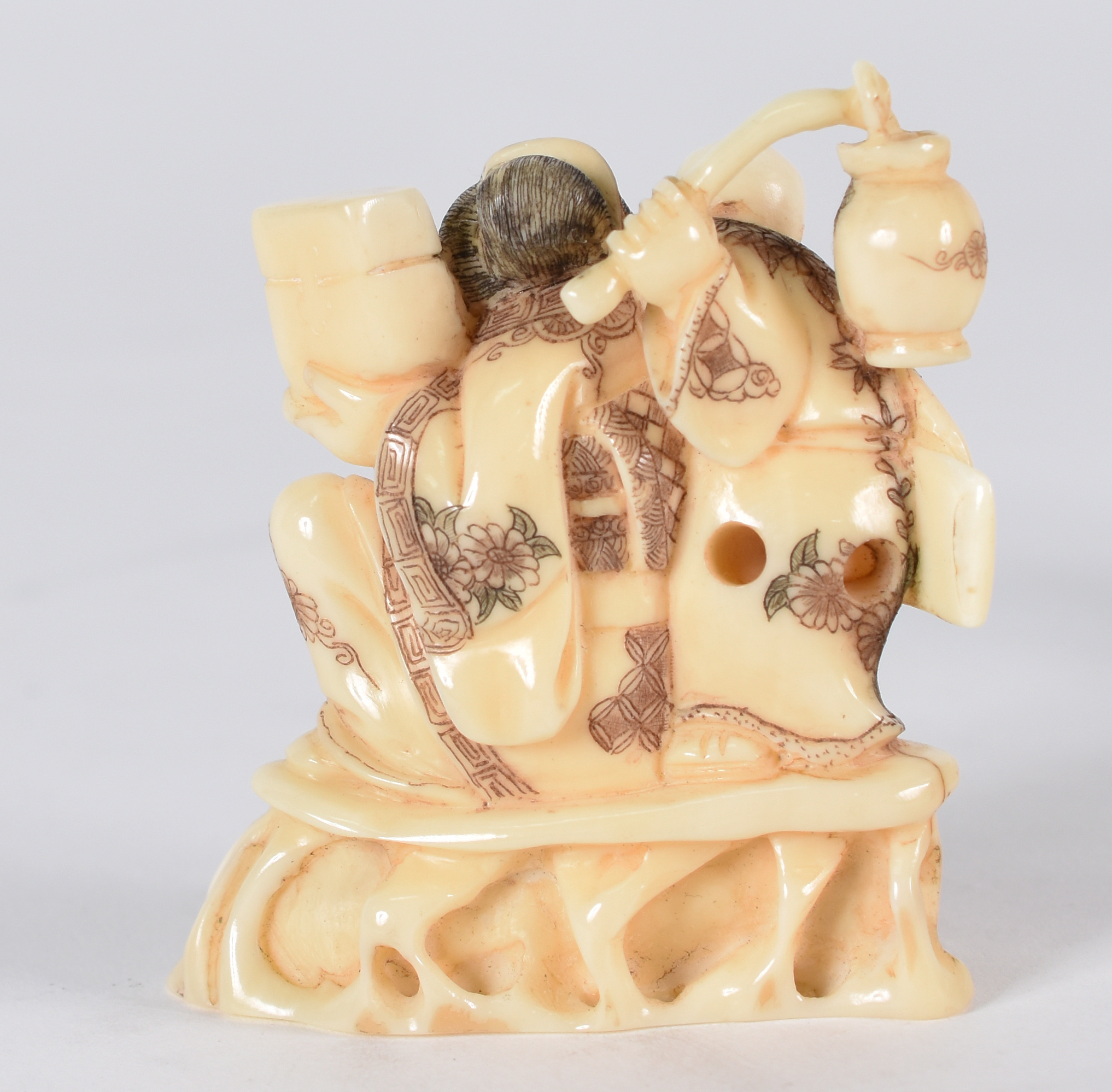 Netsuke de marfim , assinado ,representando mulher com menino. - foto 3 de 3