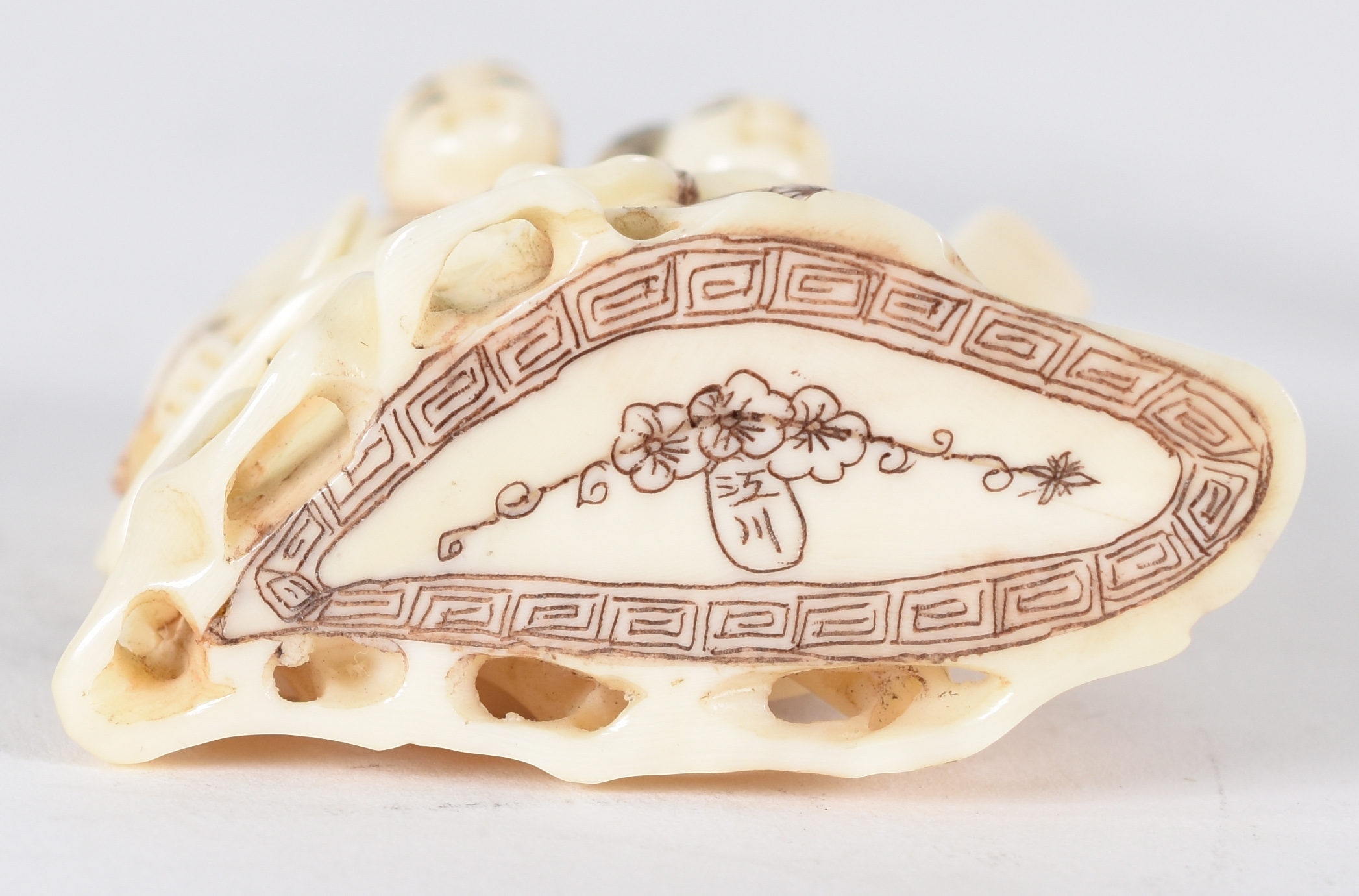 Netsuke de marfim , assinado ,representando mulher com menino. - foto 2 de 3
