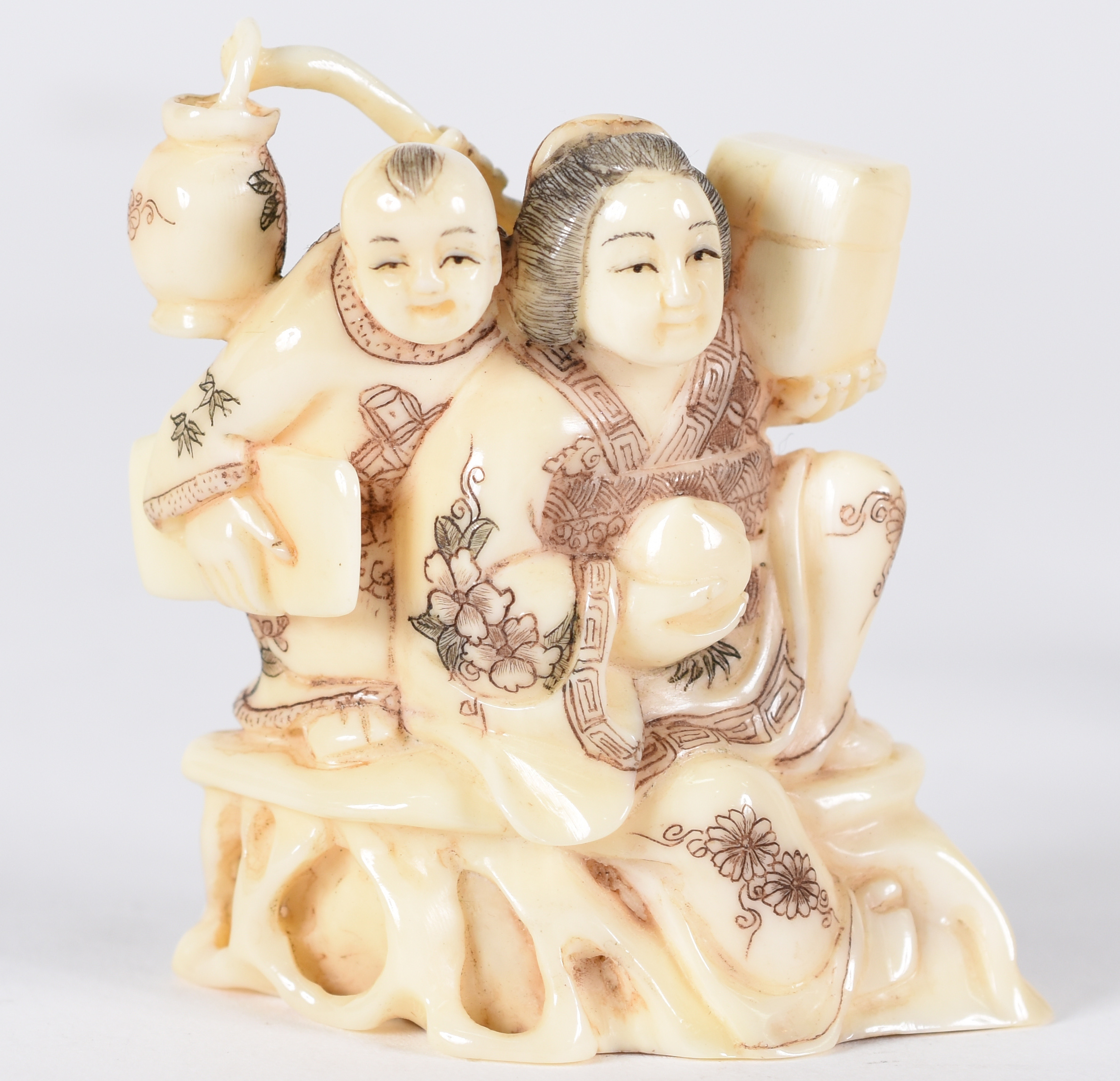 Netsuke de marfim , assinado ,representando mulher com menino. - foto 1 de 3