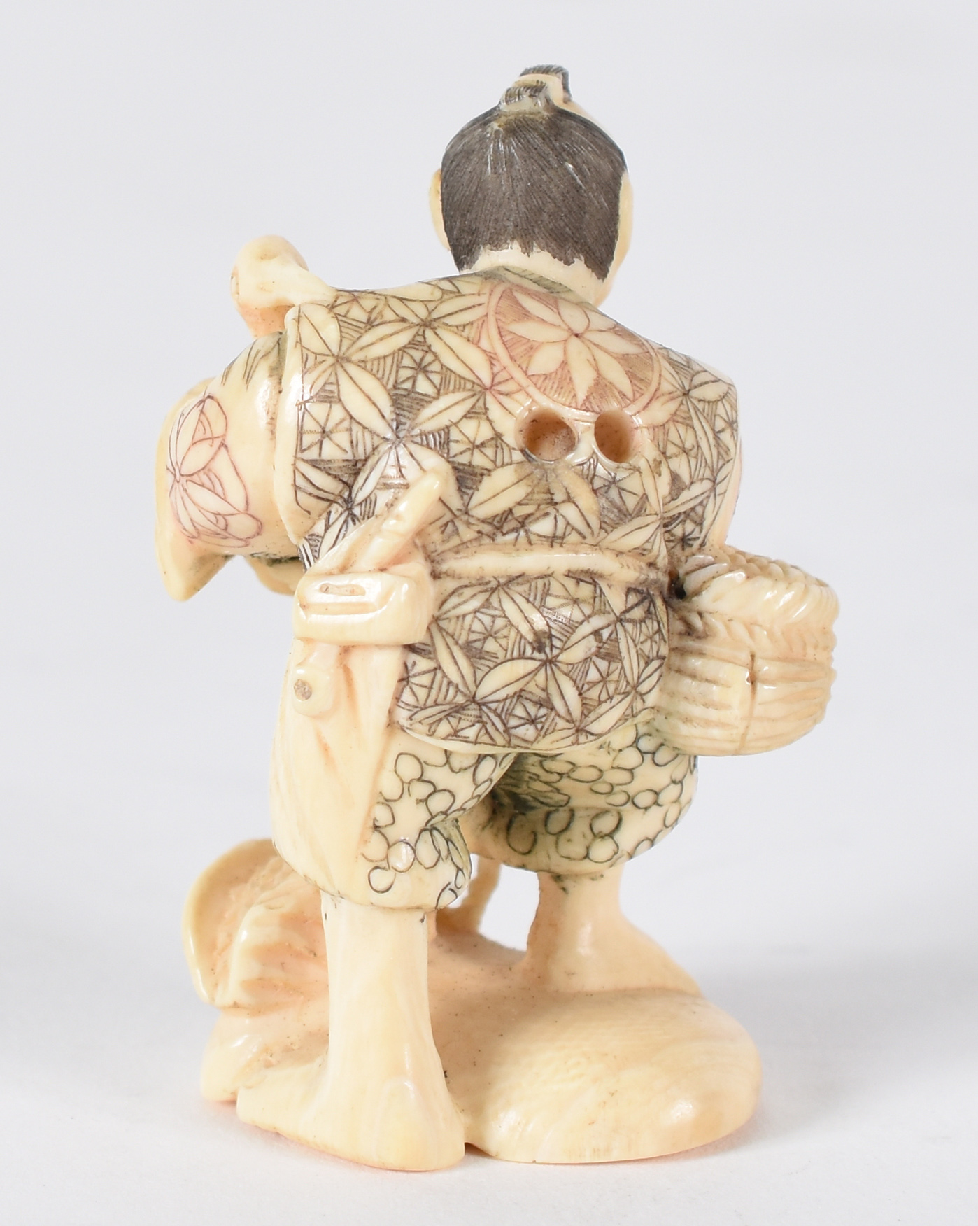 Netsuke de marfim , assinado , representando chinês com gaivota - foto 3 de 4