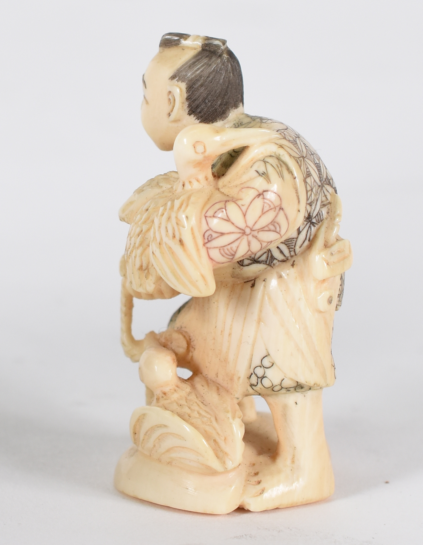 Netsuke de marfim , assinado , representando chinês com gaivota - foto 2 de 4