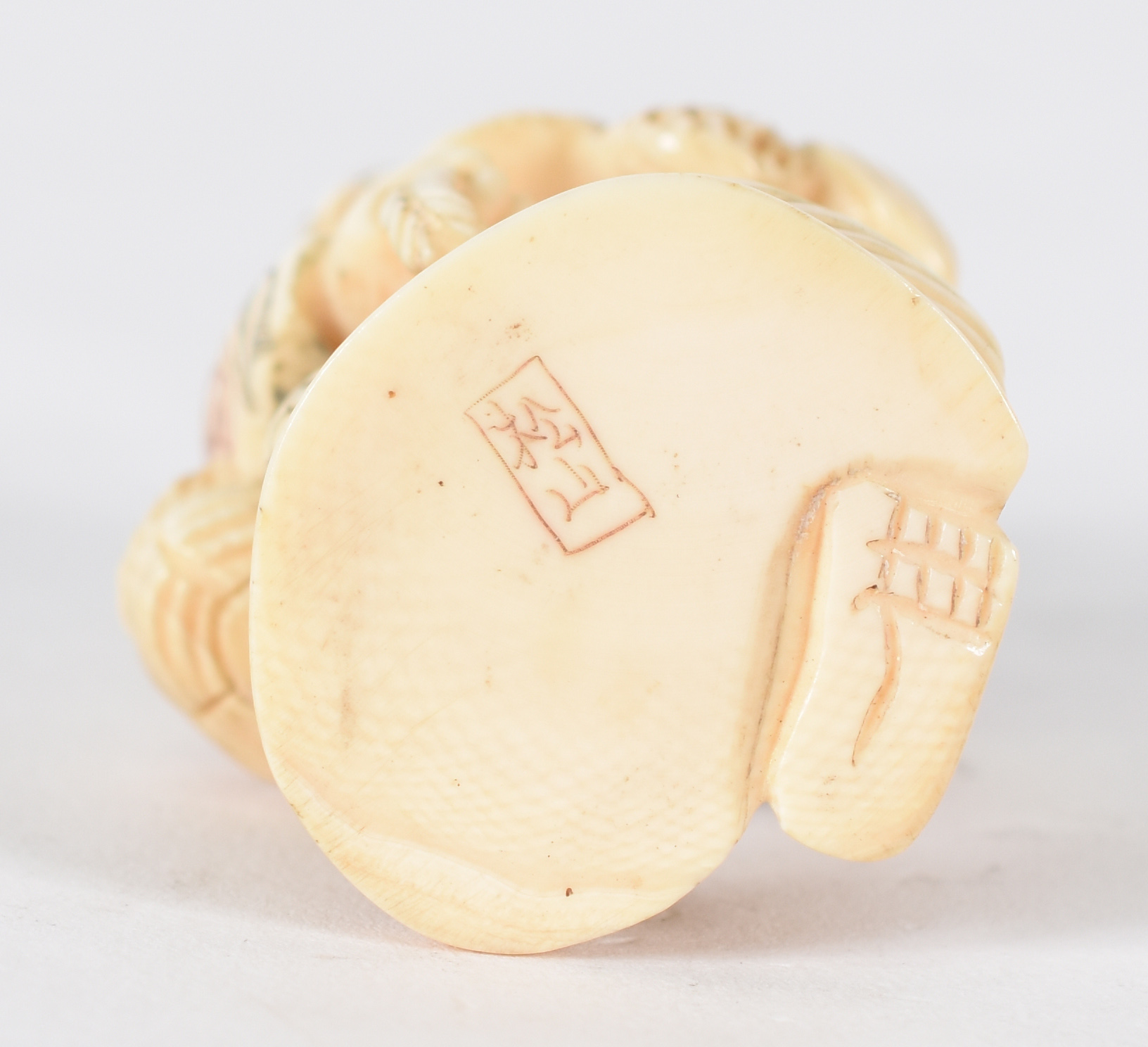 Netsuke de marfim , assinado , representando chinês com gaivota - foto 4 de 4