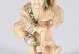 Netsuke de marfim , assinado , representando ch... - Netsuke de marfim , assinado , representando chinês com gaivota 