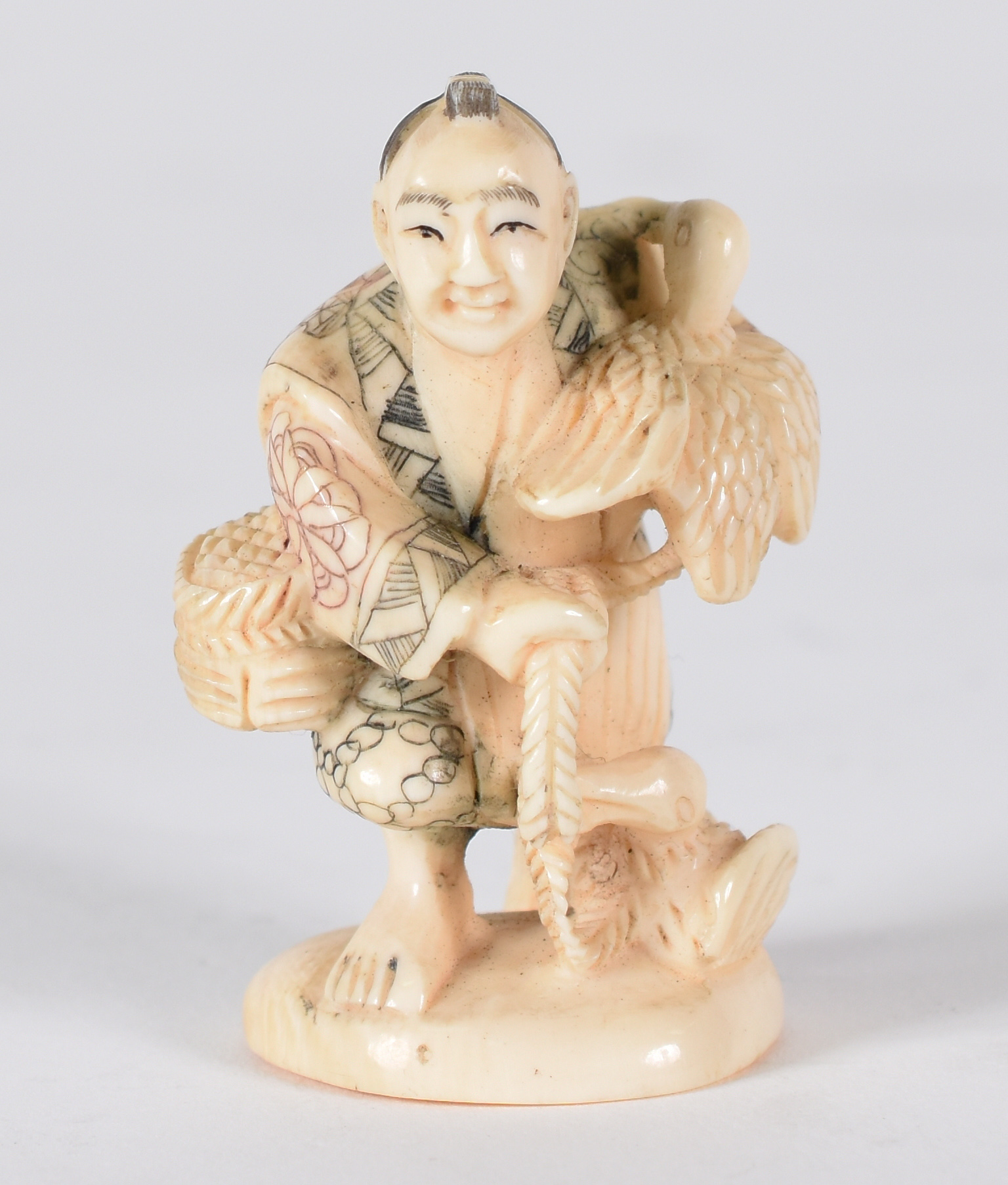 Netsuke de marfim , assinado , representando chinês com gaivota - foto 1 de 4