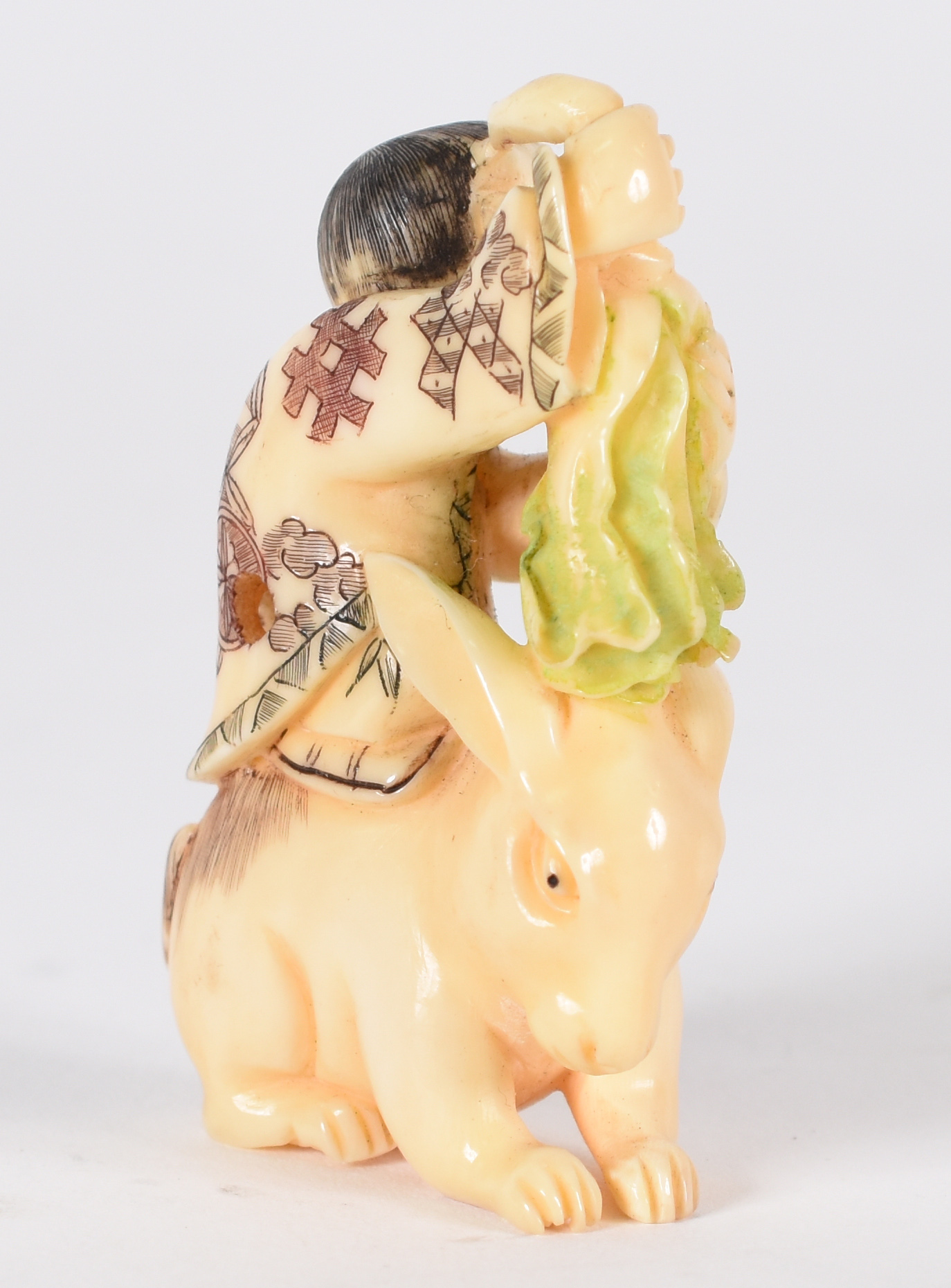 Netsuke de marfim , assinado , representando menino com coelho - foto 1 de 4