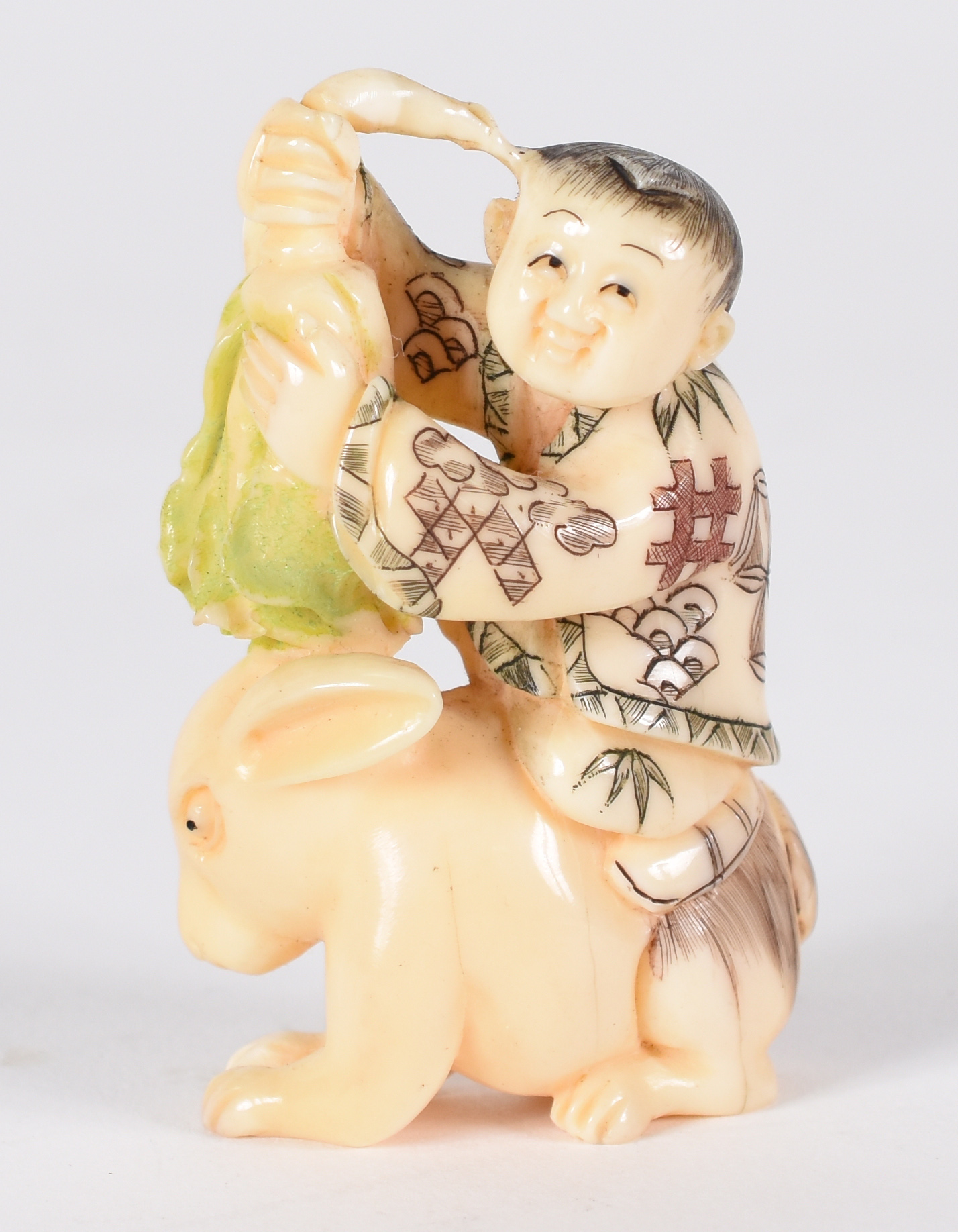 Netsuke de marfim , assinado , representando menino com coelho - foto 2 de 4
