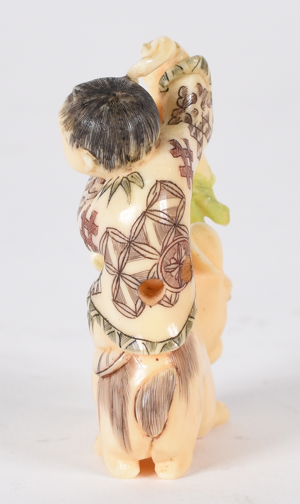 Netsuke de marfim , assinado , representando menino com coelho - foto 3 de 4