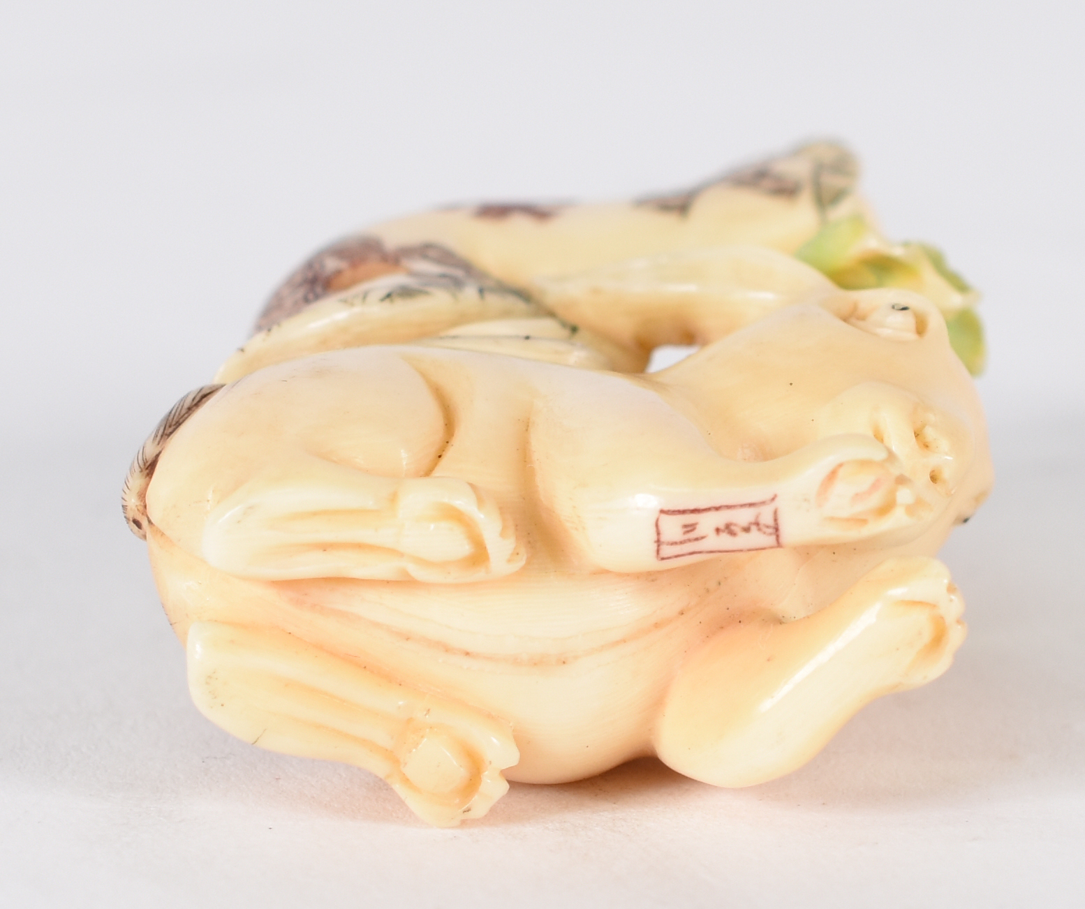 Netsuke de marfim , assinado , representando menino com coelho - foto 4 de 4