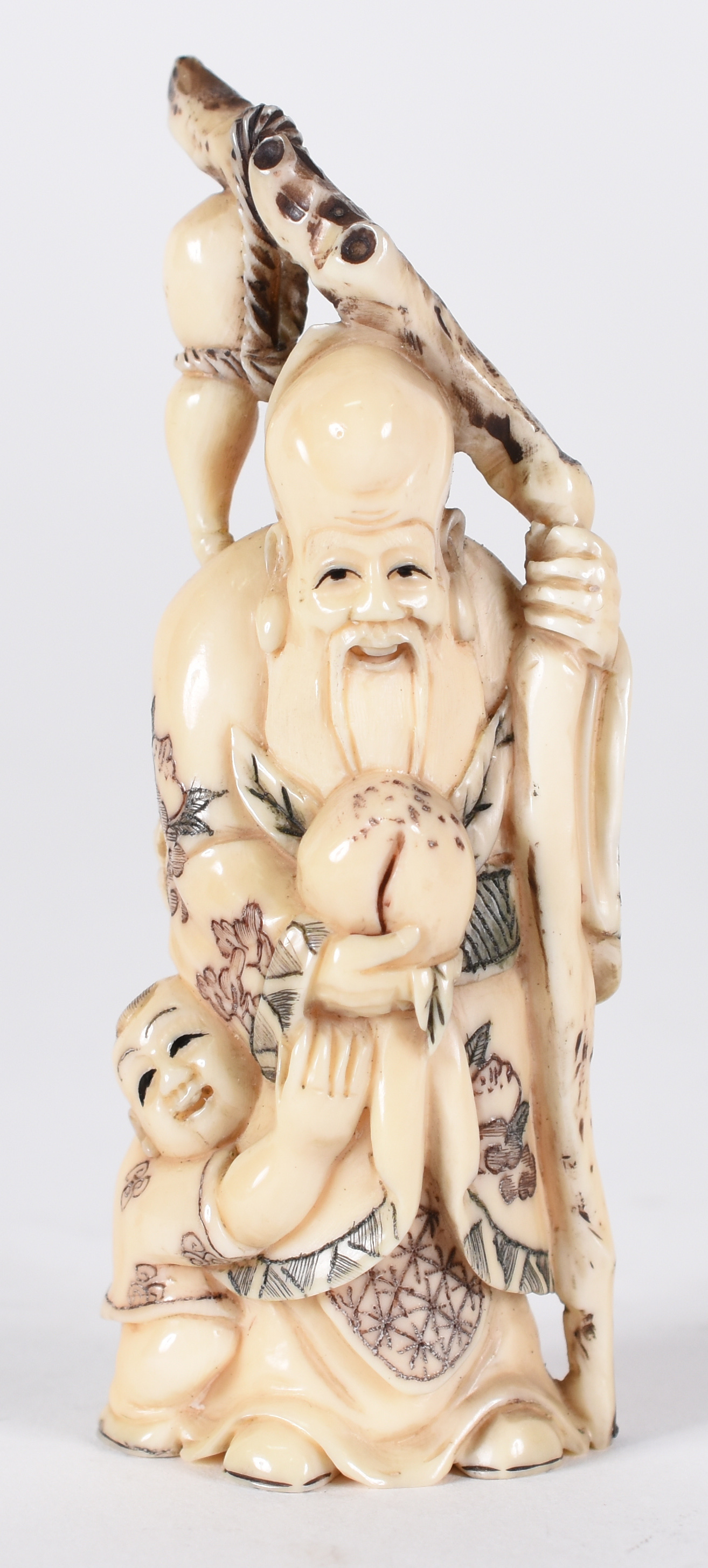 Netsuke de marfim , assinado , representando velho e criança com... - foto 1 de 3