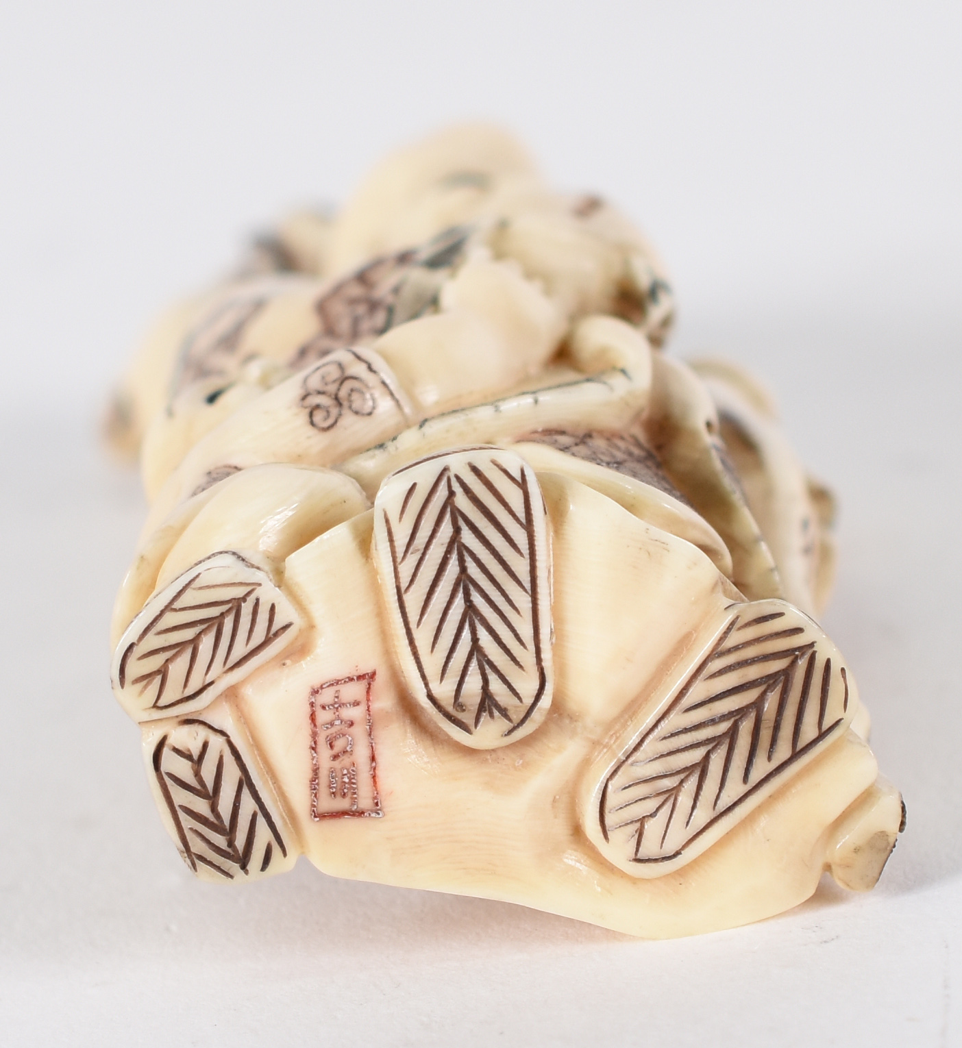 Netsuke de marfim , assinado , representando velho e criança com... - foto 2 de 3