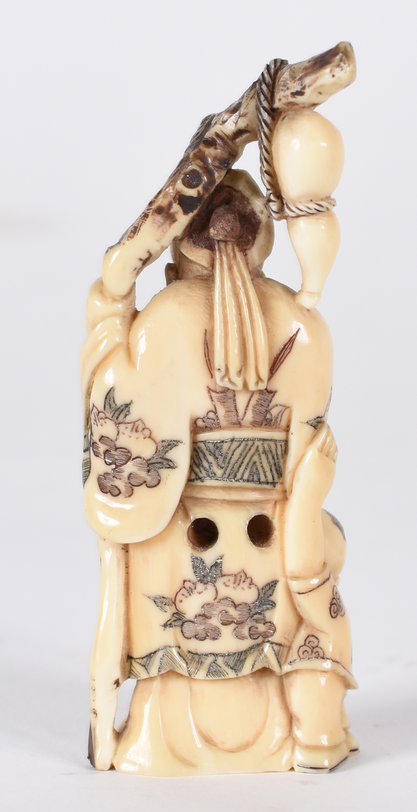 Netsuke de marfim , assinado , representando velho e criança com... - foto 3 de 3