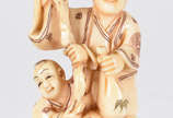 Netsuke de marfim , assinado , representando ho... - Netsuke de marfim , assinado , representando homem com criança e pêssego.