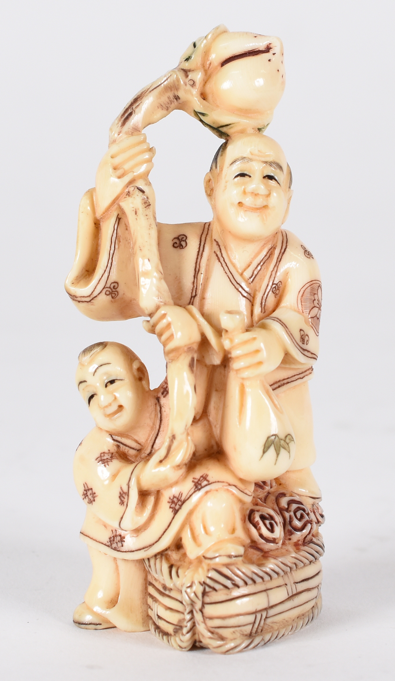 Netsuke de marfim , assinado , representando homem com criança e... - foto 1 de 3