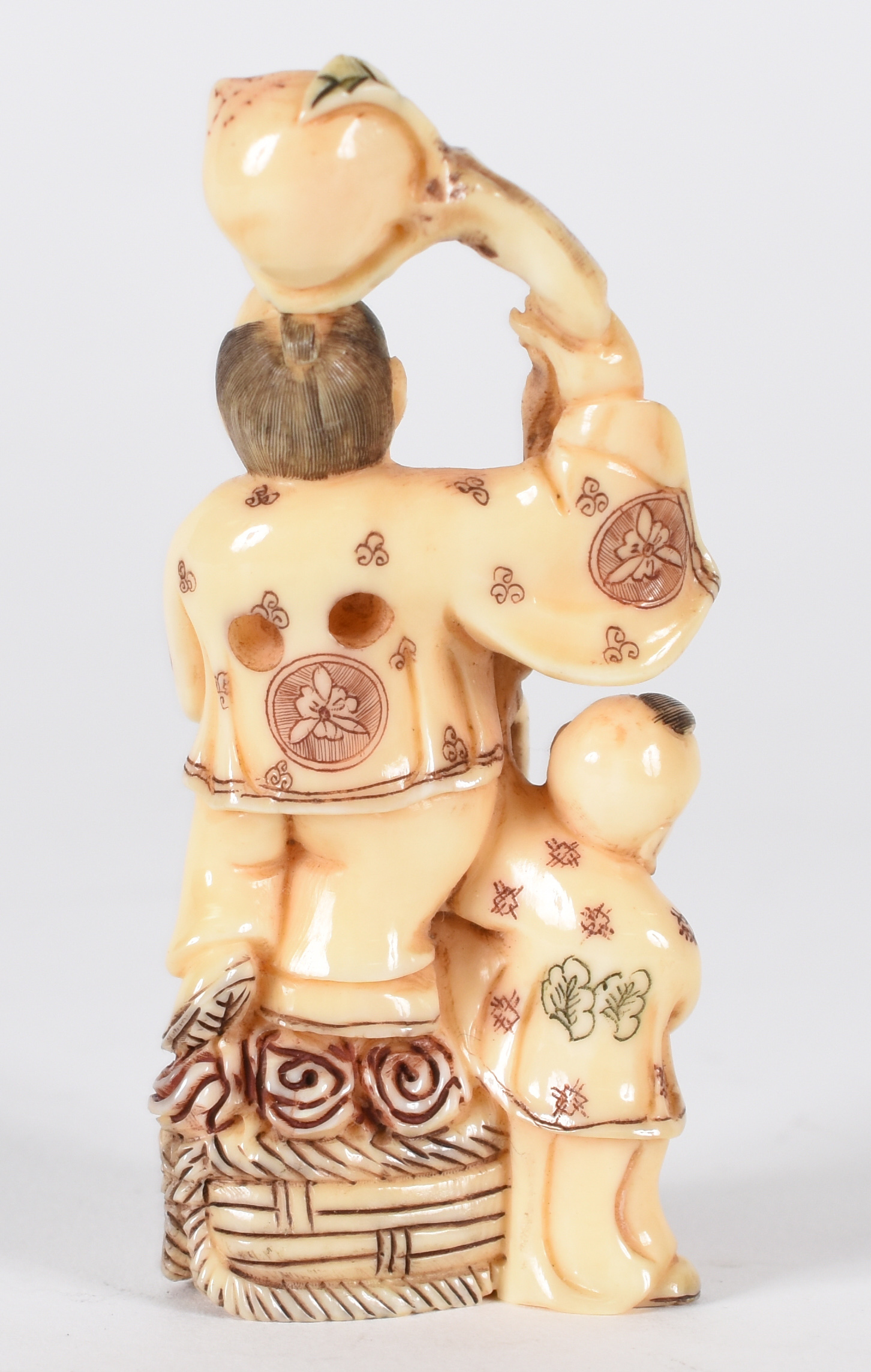 Netsuke de marfim , assinado , representando homem com criança e... - foto 2 de 3