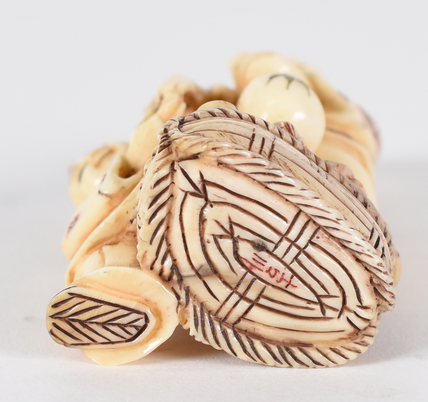 Netsuke de marfim , assinado , representando homem com criança e... - foto 3 de 3