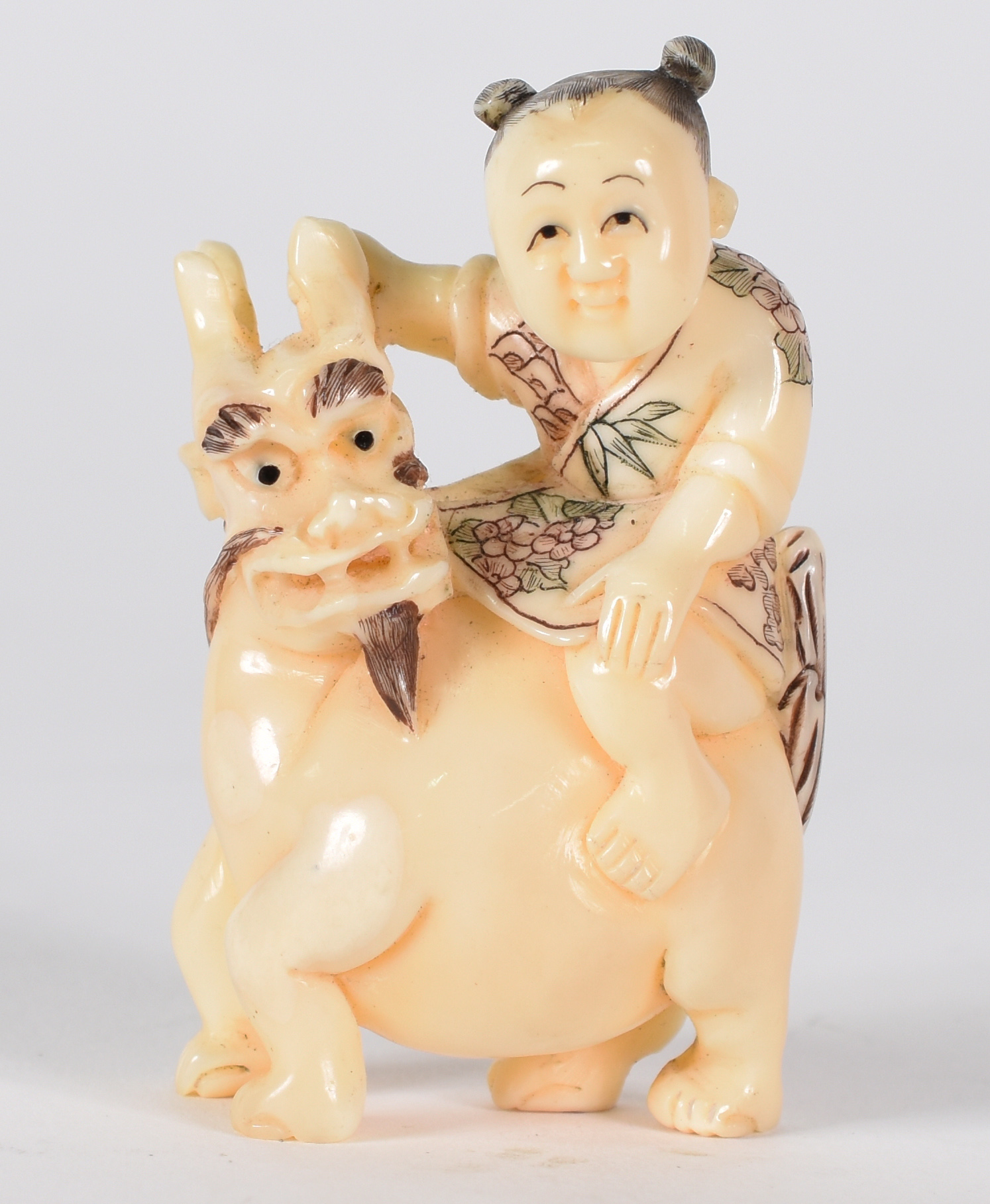 Netsuke de marfim , assinado , representando criança com dragão. - foto 1 de 3