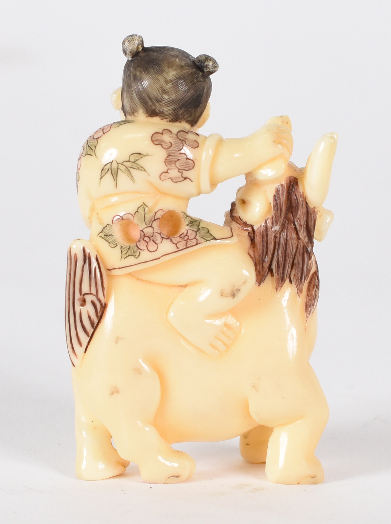 Netsuke de marfim , assinado , representando criança com dragão. - foto 2 de 3