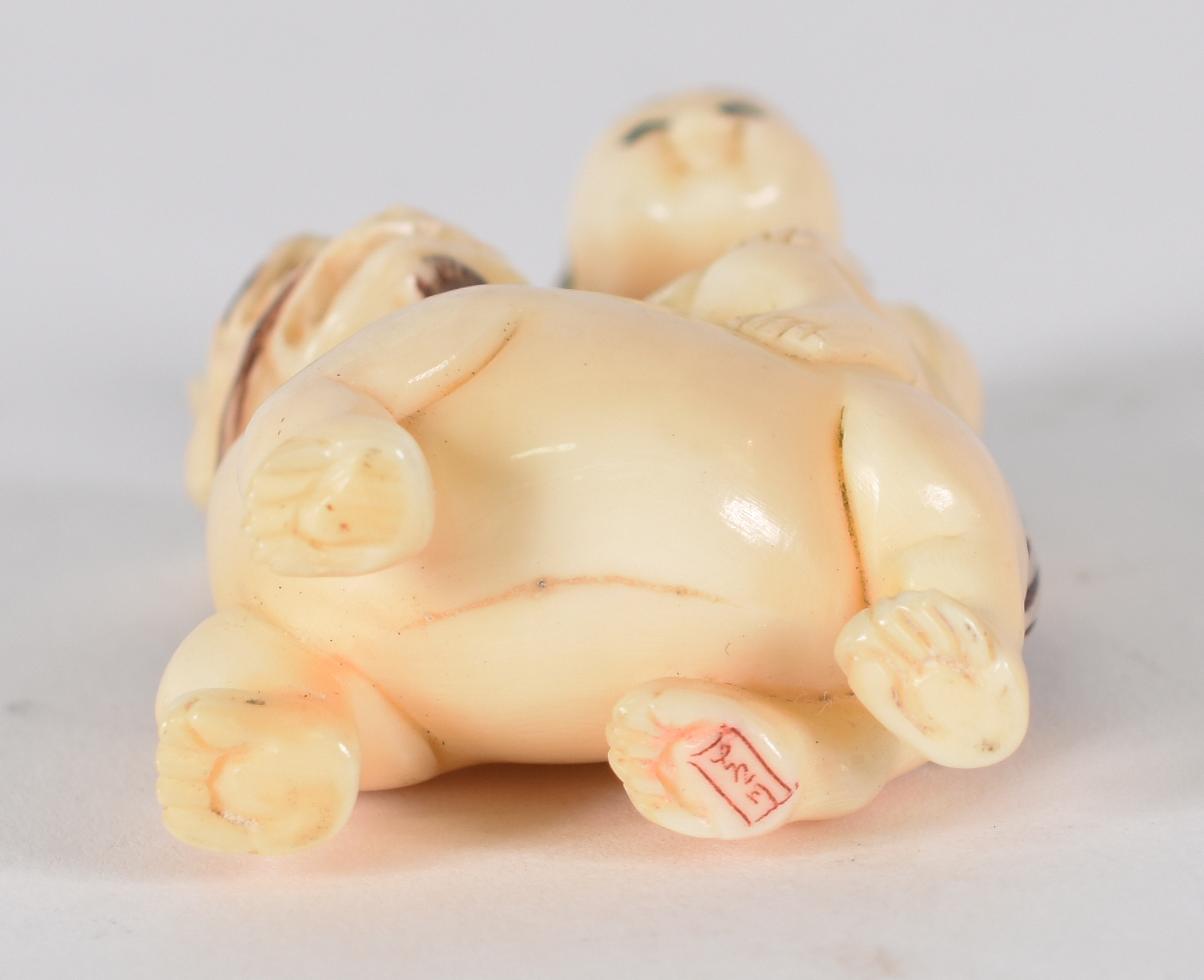 Netsuke de marfim , assinado , representando criança com dragão. - foto 3 de 3