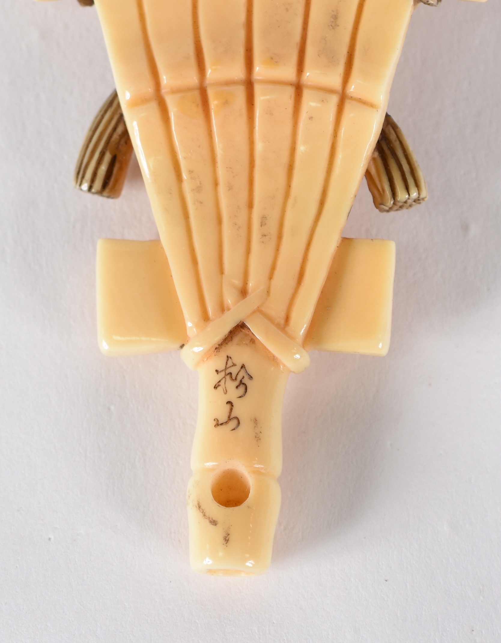 Netsuke de marfim , assinado, cabeça de chinês. - foto 2 de 3