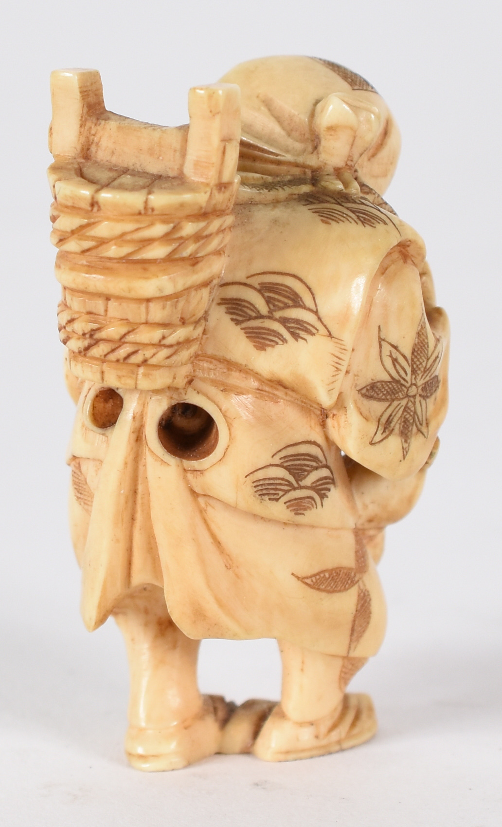 Netsuke de marfim , representando chinês com leque assinado . - foto 2 de 3