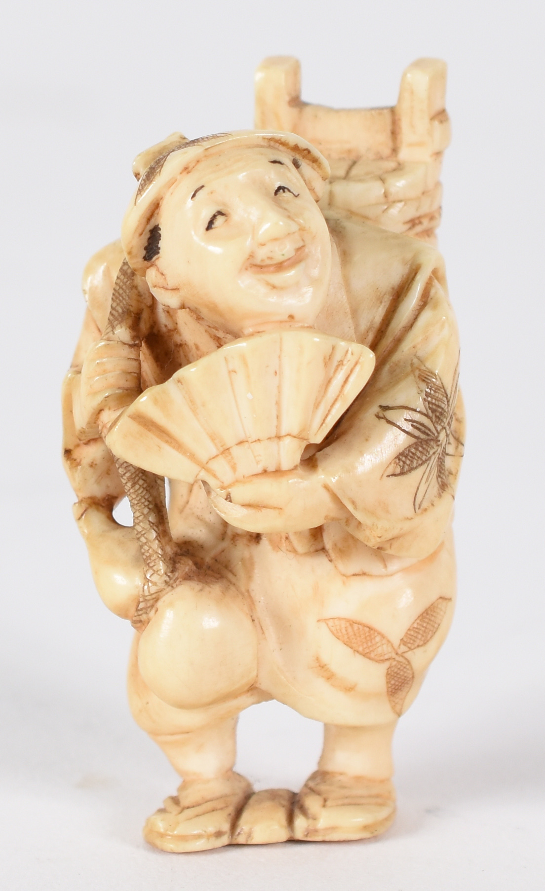 Netsuke de marfim , representando chinês com leque assinado . - foto 1 de 3
