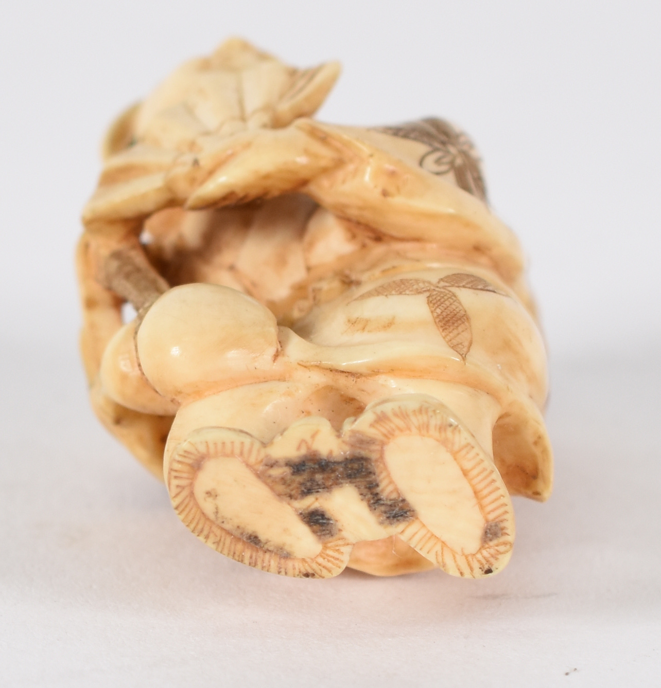 Netsuke de marfim , representando chinês com leque assinado . - foto 3 de 3