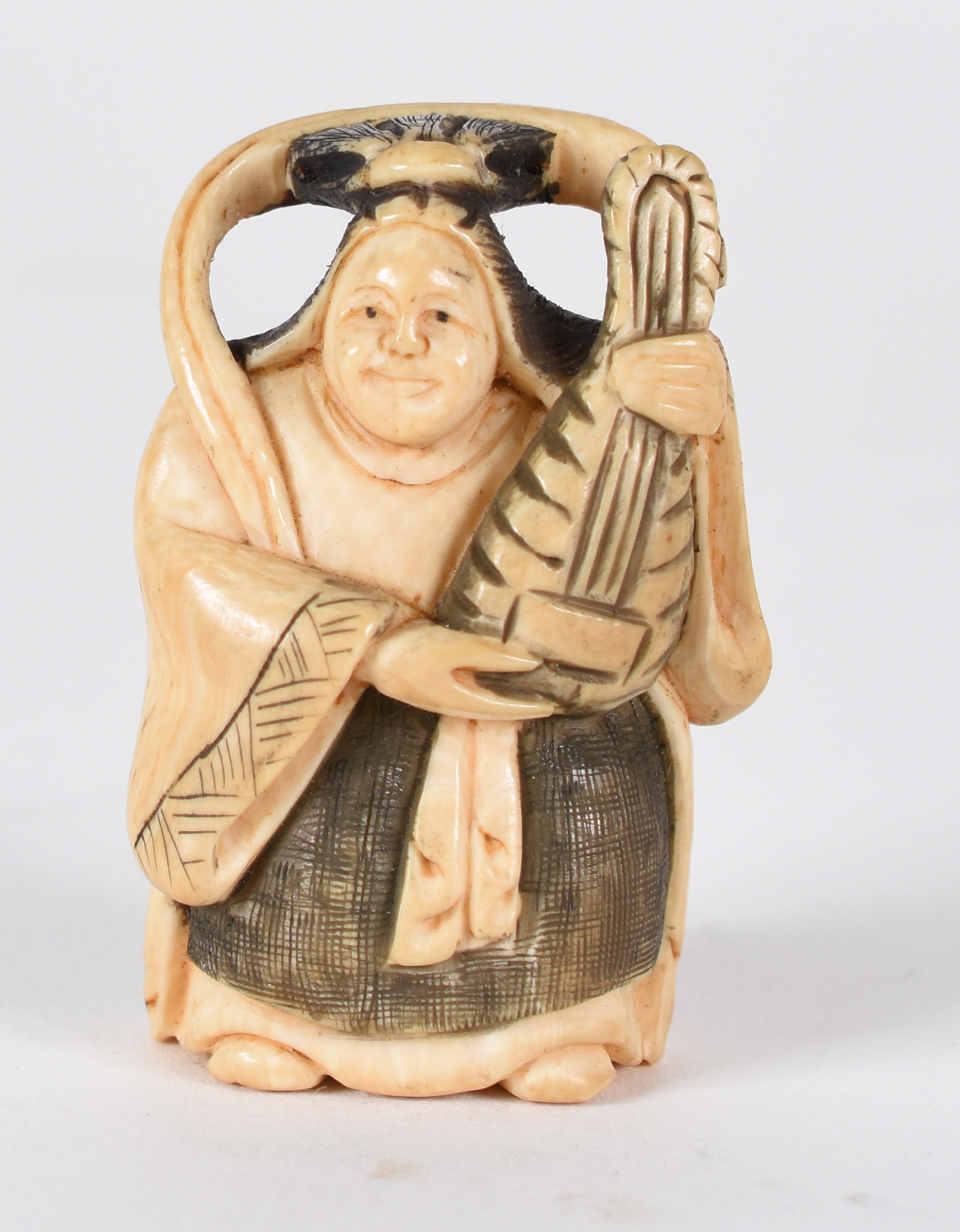 Netsuke de marfim , assinado ,representando mulher com violão - foto 1 de 3