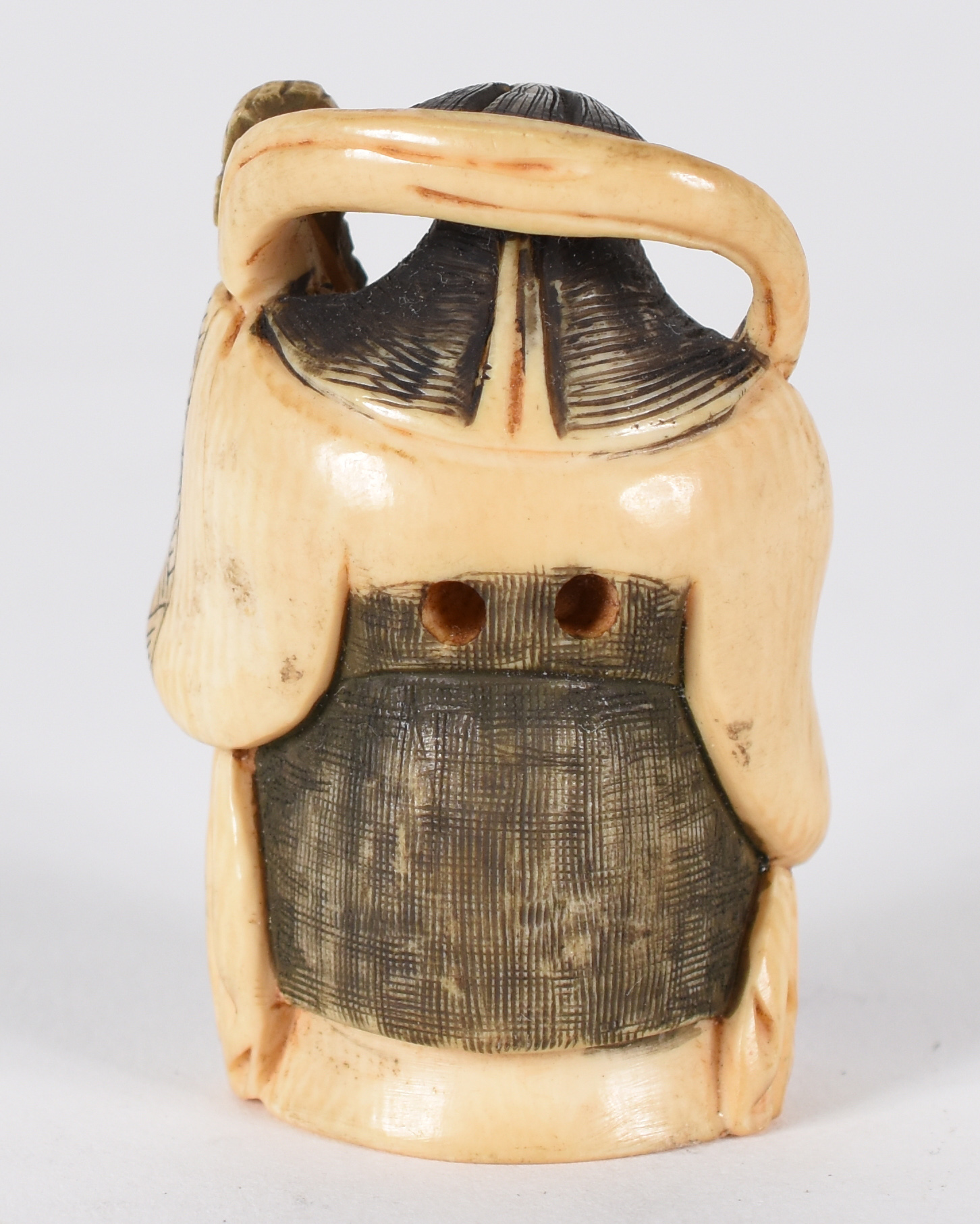 Netsuke de marfim , assinado ,representando mulher com violão - foto 2 de 3