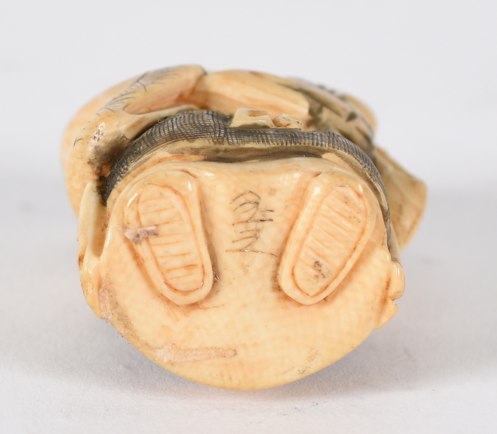 Netsuke de marfim , assinado ,representando mulher com violão - foto 3 de 3