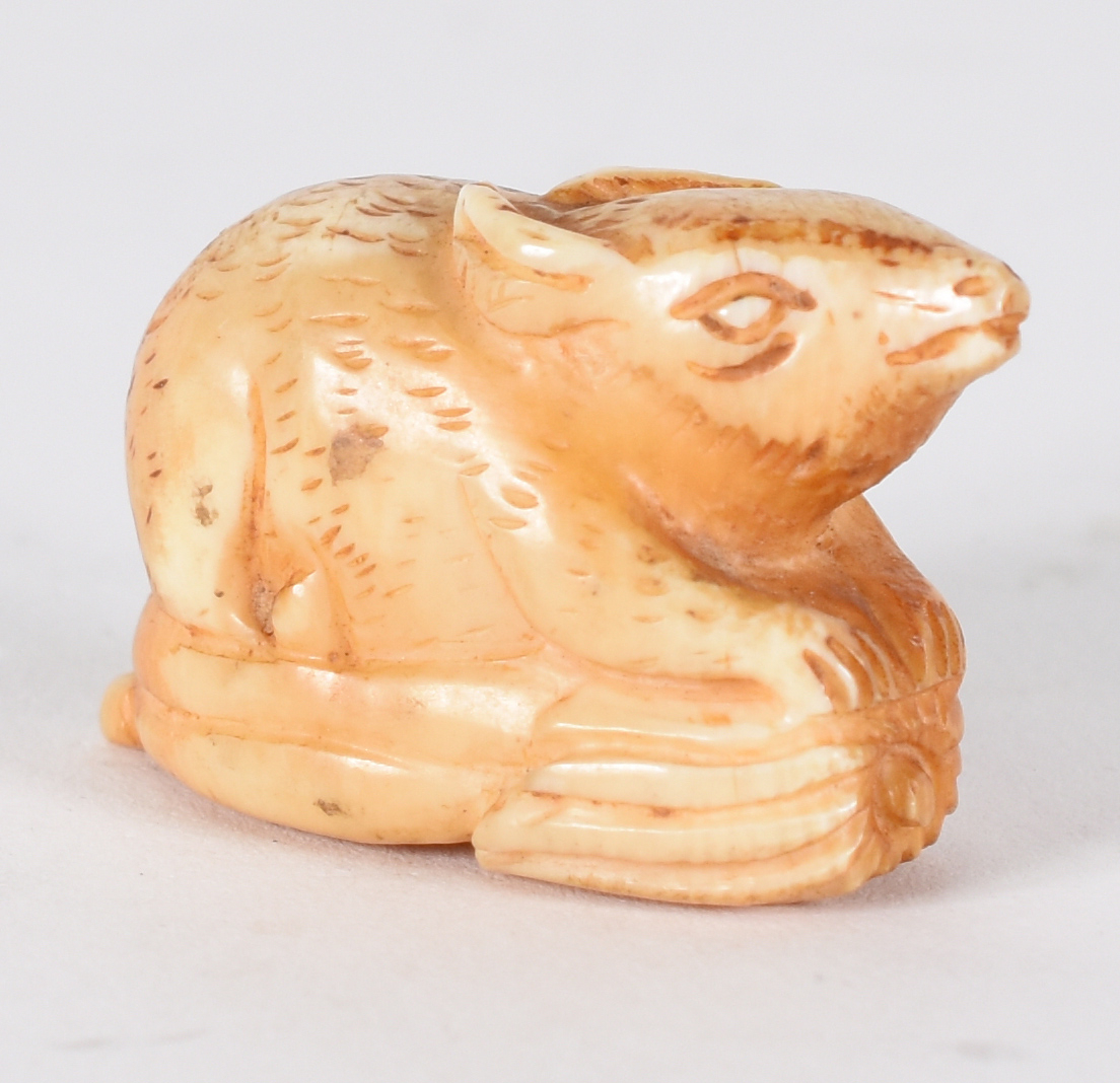 Netsuke de marfim , representando rato - foto 2 de 4